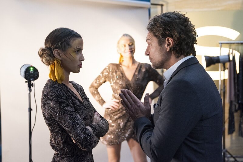 Chiara (Alexandra Fonsatti, l.) wird von Niclas (Ron Holzschuh) daran erinnert, wo jetzt ihre Prioritäten liegen sollten. (Hinten Cheyenne Pahde als Marie) – Bild: RTL /​ Julia Feldhagen