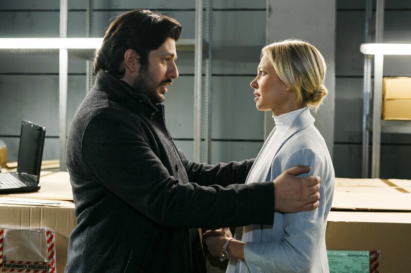 Maximilian (Francisco Medina) fordert Lena (Birte Glang) auf, sich zu fragen, was sie wirklich will – Bild: RTL /​ Kai Schulz