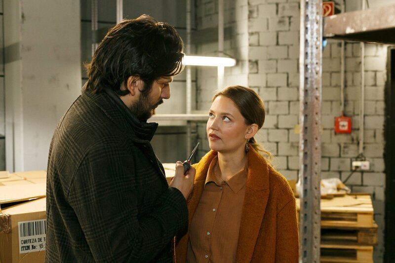 Nathalie (Amrei Haardt) erfährt von Maximilian (Francisco Medina), woher er die Schusswunde hat. – Bild: RTL /​ Kai Schulz