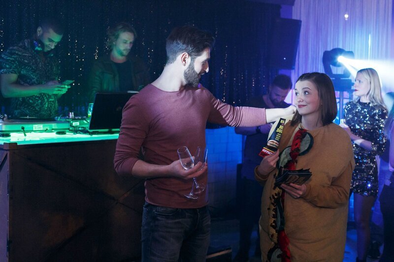 Lucie (Julia Wiedemann) zieht mit ihrem Nebenjob Hohn und Spott auf sich, was sie jedoch anstandslos erträgt (l. Igor Dolgatschew als Deniz). – Bild: RTL /​ Kai Schulz