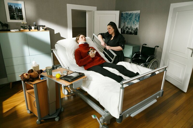 Jenny (Kaja Schmidt-Tychsen, l.) kann es kaum ertragen, wieder zu Hause zu sein und lässt Vanessa (Julia Augustin) wissen, dass sie sich wie eine Gefangene fühlt. – Bild: RTL /​ Kai Schulz