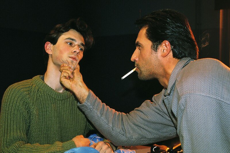 Kriminalkommissar Eschenbach (Matthias Bullach, re.) verhört den verdächtigen Markus Zimmermann (Oliver Böttcher). – Bild: RTL Deutschland