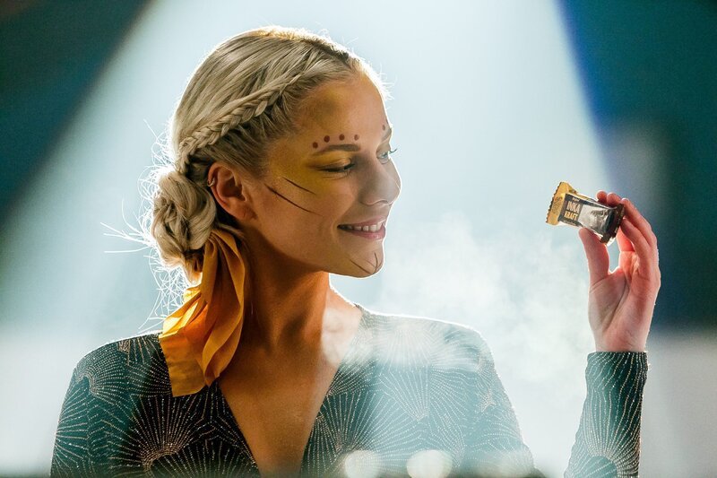 Marie (Cheyenne Pahde) zieht den Videodreh für den Werbespot professionell durch – Bild: RTL /​ Kai Schulz