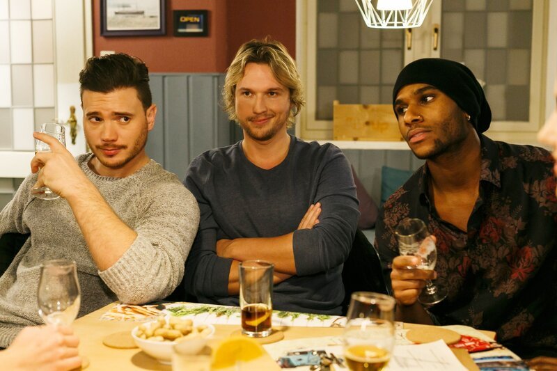 Ronny (Bela Klentze, l.), Finn (Christopher Kohn) und Moritz (Tijan Njie) – Bild: RTL /​ Kai Schulz