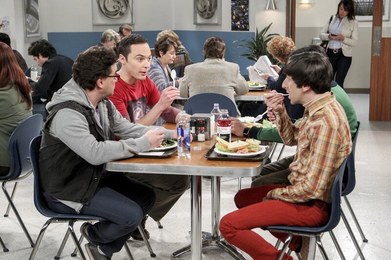 Beim Mittagessen tauschen Sheldon, Leonard, Howard und Raj ihre neusten Ideen aus … – Bild: Warner Brothers