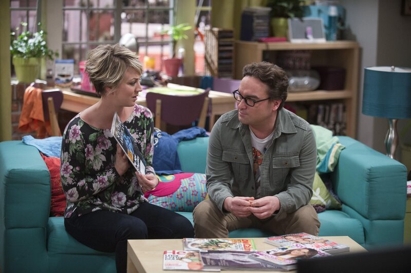 Leonard (Johnny Galecki, r.) kann es nicht fassen. Ein Magazin hat einen Artikel über die Arbeit von ihm und Sheldon veröffentlicht, ohne seinen Namen zu erwähnen. Penny (Kaley Cuoco, l.) versucht alles, um ihn aufzuheitern … – Bild: © Warner Bros. Television