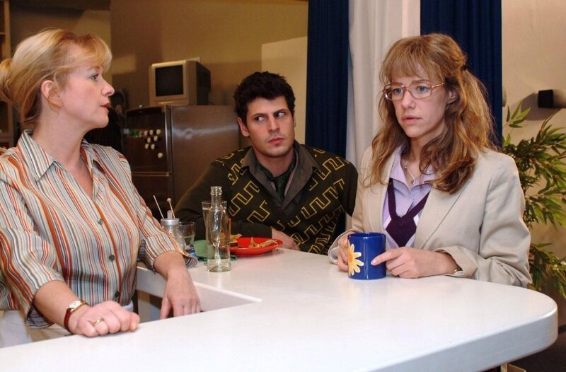 Helga (Ulrike Mai, l.) beobachtet, dass Lisa (Alexandra Neldel, r.) in Gegenwart von Rokko (Manuel Cortez, M.) befangen ist. (Dieses Foto von Alexandra Neldel darf nur in Zusammenhang mit der Berichterstattung über die Serie „Verliebt in Berlin“ veröffentlicht und verbreitet werden.) – Bild: SAT.1 /​ Monika Schürle
