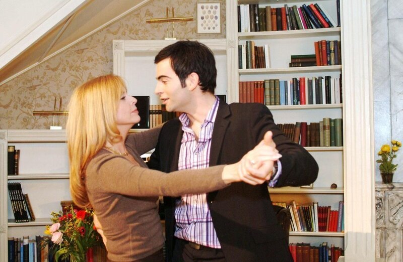 David (Mathis Künzler, r.) weiß nicht, wohin mit seinem Glück – und schnappt sich in seiner Euphorie Laura (Olivia Pascal, l.) für einen Tanz. – Bild: SAT.1 /​ Monika Schürle