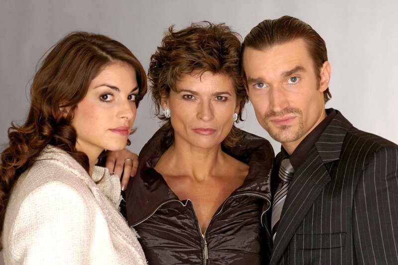 (2. Staffel) – Sophie von Brahmberg (Gabrielle Scharnitzky, M.) und ihr Sohn Richard (Karim Köster, r.) sind sich ähnlich und haben ein enges Vertrauensverhältnis. Sophie will Richard eines Tages als Vorstandsvorsitzenden von Kerima Moda sehen und unterstützt ihn mit all ihren Möglichkeiten. Ihre Liebe zu Mariella (Bianca Hein, l.) dagegen hält sich in Grenzen. Insgeheim hat Sophie ihre Tochter immer als Rivalin gesehen. – Bild: SAT.1 /​ André Kowalski