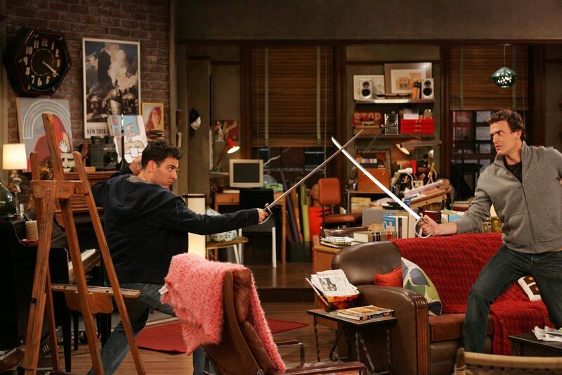 Zwischen Ted (Josh Radnor, l.) und Marshall (Jason Segel, r.) kommt es zu einem Schwertkampf, als sich Ted ungerecht behandelt fühlt … – Bild: © 20th Century Fox International Television