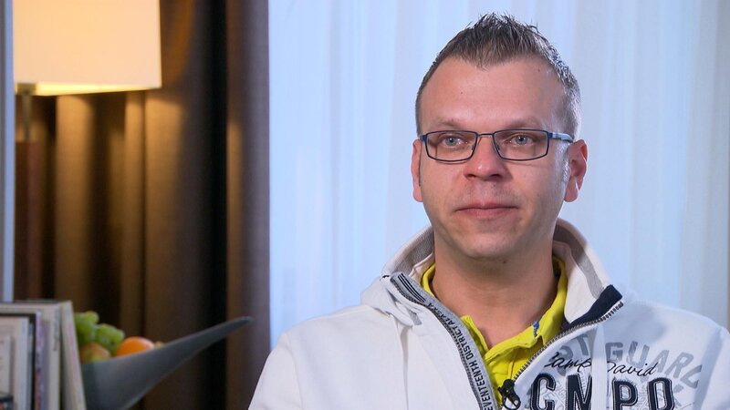 Ferdinands (Bild) Eltern ließen sich scheiden, als er noch sehr klein war. Als er erfährt, dass sein Vater noch eine Tochter hat, macht er sich sofort auf die Suche nach ihr – vergeblich. Kann Julia Leischik ihm helfen? – Bild: © SAT.1