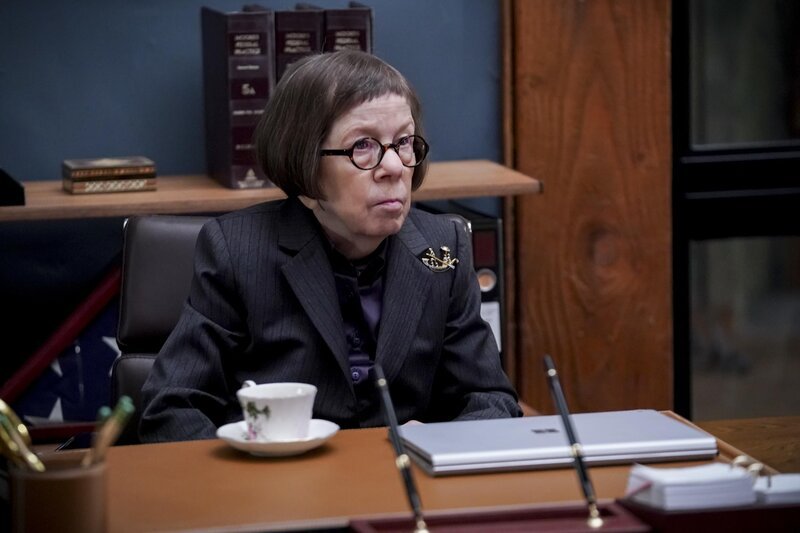 Hetty Lange (Linda Hunt) – Bild: CBS Broadcasting, Inc. /​ Monty Brinton