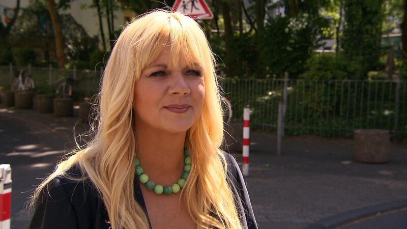 Kann Julia Leischik (Bild) Carmens Vater ausfindig machen, zu dem die Frau seit Jahren keinen Kontakt mehr hat? – Bild: © SAT.1