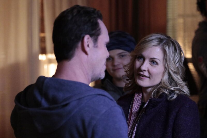 Wird Linda (Amy Carlson, r.) ihren immer wieder für Ärger sorgenden Bruder Kimmy (Kevin Dillon, l.) endgültig im Stich lassen? – Bild: © 2017 CBS Broadcasting, Inc. All Rights Reserved /​ Giovanni Rufino /​ Giovanni Rufino