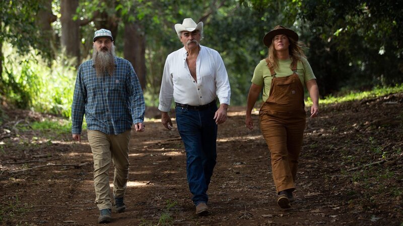 Portrait of Matt Raney, Marty Raney, and Misty Bilodeau walking down a paved path in the forest during hero shots. – Bild: Warner Bros. Discovery, Inc.