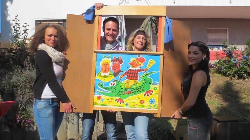 Charleen, Trödel-Experte Andreas Bierschock, Betina und Valentina. – Bild: RTL 2