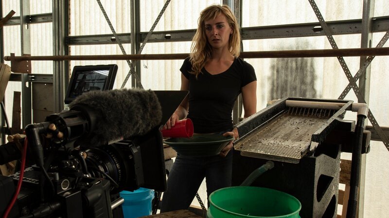 Emily Riedel in der Aufräumhütte. – Bild: CH Media /​ Discovery Channel /​ Discovery Communications, LLC