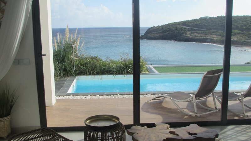 View of pool  at Indigo Bay  Comp, St. Maarten,,Netherlands  as seen on HGTV’s Caribbean,Life – Bild: Discovery, Inc.