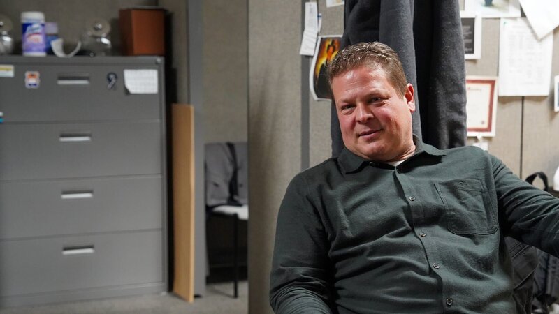 Det. Case Weston, posed in office – Bild: Warner Bros. Discovery, Inc. or its subsidiaries and affiliates. All rights reserved.