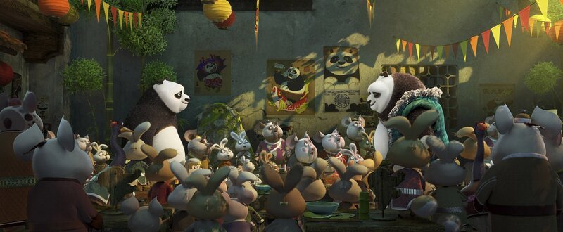 Als Po (l.) endlich seinen leiblichen Vater Li (r.) kennenlernt, möchte dieser ihn in einem geheimen Dorf in den Bergen in die besonderen Künste der Pandas einweihen. – Bild: DreamWorks Animation, L.L.C.