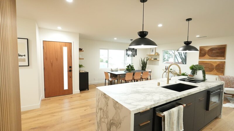 Wide shot of front door, kitchen and dining room post reveal, as seen on The Flipping El Moussas, Season 2. – Bild: Warner Bros. Discovery, Inc. or its subsidiaries and affiliates. All rights reserved.