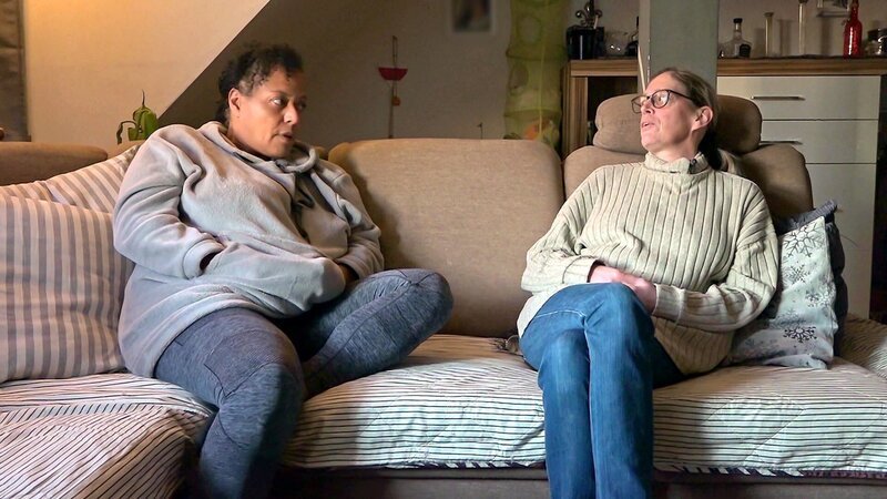 Jannie (li.) und Sandra kennen und verstehen sich gut. Trotzdem gibt es etwas, dass Jannie ihrer Freundin bislang noch nie erzählt hat.. – Bild: RTLZWEI