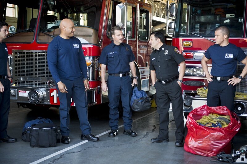 Sam (LL Cool J, 2.v.l.) und Callen (Chris O’Donnell, M.) müssen sich, um einen neuen Fall aufzuklären, als Feuerwehrmänner ausgeben. Doch werden sie auffliegen? – Bild: 2016 CBS Broadcasting, Inc. All Rights Reserved. /​ Neil Jacobs Lizenzbild frei