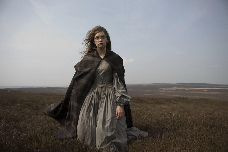 Jane Eyre (Ruth Wilson) in den verlassenen Weiten einer Moorlandschaft – Bild: BBC /​ Mike Hogan Lizenzbild frei