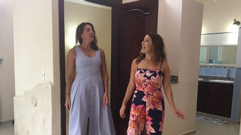 Brisas Doradas Master Bedroom w/​ Sadie & Emily in Cabarete, Dominican Republic,  As seen on HGTV’s Caribbean Life – Bild: Discovery, Inc.