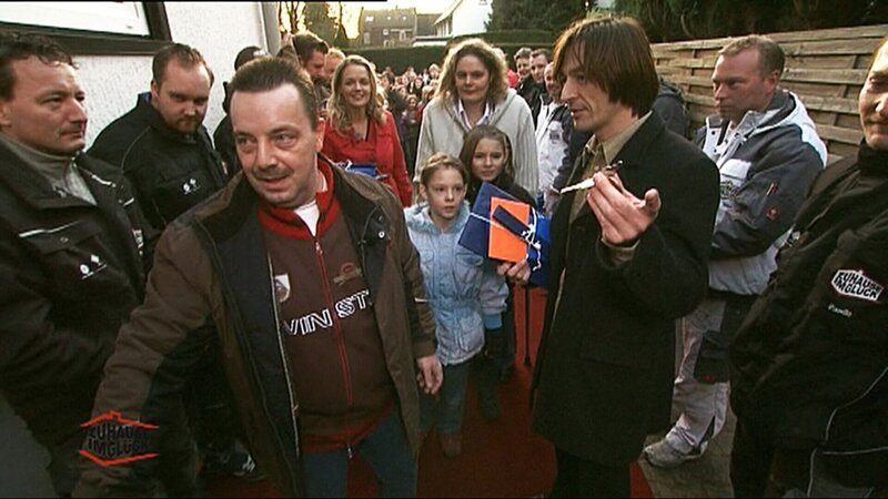 Martin (li.), Eva und die Kinder kommen endlich nach Hause und können es gar nicht mehr erwarten ihre neu gestalteten vier Wände zu sehen. – Bild: RTL II