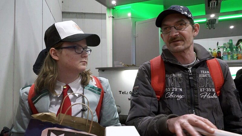 Svenja und ihr Vater Tino auf der „Comic Con“ – Bild: RTLZWEI /​ UFA SHOW & FACTUAL