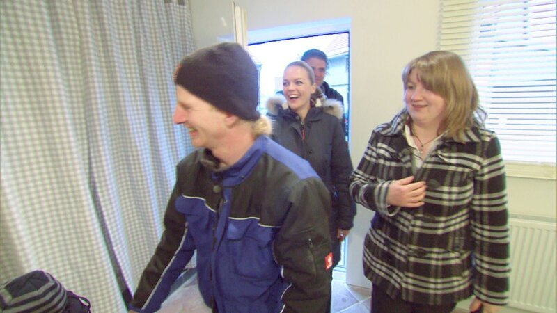 Die Familie kehrt glücklich in ihr neu gestaltetes Haus zurück … – Bild: RTL II