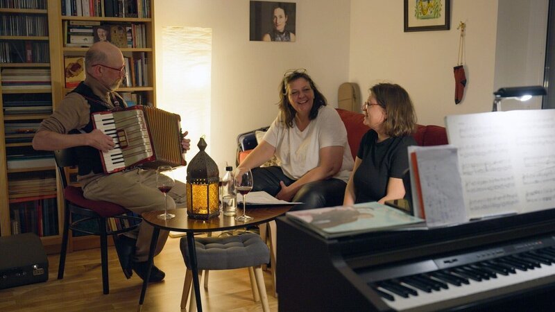 Daliah Hindler bei Proben mit ihrem Ensemble Avanim. – Bild: ORF/​Metafilm GmbH