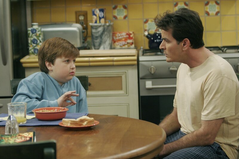 Jake Harper (Angus T. Jones, l.); Charlie Harper (Charlie Sheen, r.) – Bild: Warner Brothers Entertainment Inc.
