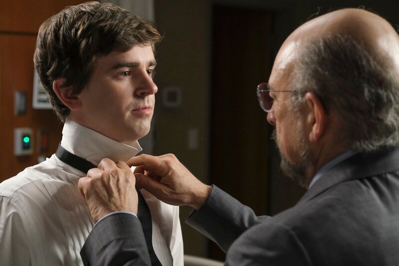 Dr. Shaun Murphy (Freddie Highmore l.) und Dr. Aaron Glassman (Richard Schiff) – Bild: American Broadcasting Companies, Jeff Weddell/​ABC/​Sony Pictures T /​ Warten auf ein Wunder /​ Foto: RTL