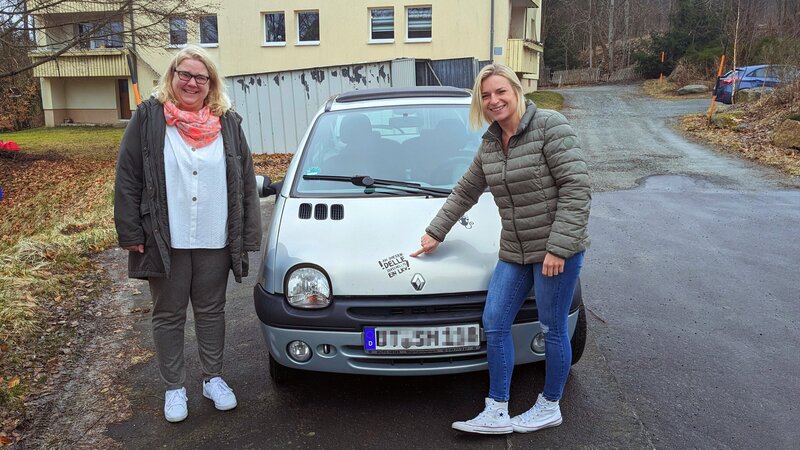 Sandra (li.) aus der Nähe von Bayreuth benötigt dringend Hilfe von Gebrauchtwagenexpertin Karola Becker! Sandras 22 Jahre alter Renault Twingo ist in einem erbärmlichen Zustand – dabei ist sie für ihren Job auf das Auto angewiesen. – Bild: RTLZWEI