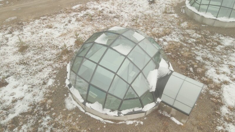 In Finnisch-Lappland lassen sich in Glas-Iglus Polarlichter bestaunen. – Bild: RTL /​ (c) Windfall Films