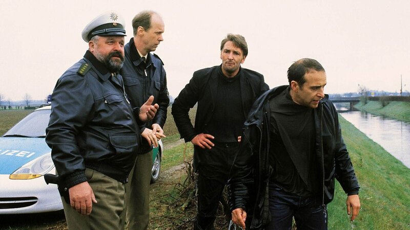 Bei einer Verfolgungsjagt fährt André (Mark Keller, 2.v.re.) in ein Wassergraben. Seine Kollegen sind nicht gerade erfreut. V.li.:Dietmar Huhn, Gottfried Villmer, Erdogan Atalay. – Bild: TVNOW