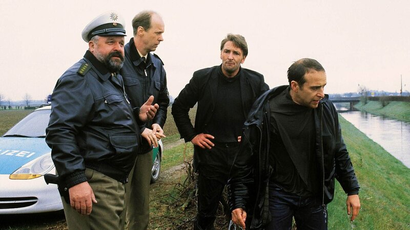 Bei einer Verfolgungsjagt fährt André (Mark Keller, 2.v.re.) in ein Wassergraben. Seine Kollegen sind nicht gerade erfreut. V.li.:Dietmar Huhn, Gottfried Villmer, Erdogan Atalay. – Bild: TVNOW