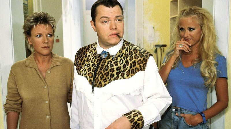 Tim (Oliver Reinhard), im Cowboy-Kostüm, will Nikola (Mariele Millowitsch, l.) und Elke (Jenny Elvers) davon überzeugen, dass er durchaus einen glaubwürdigen Macho abgeben kann. – Bild: RTL