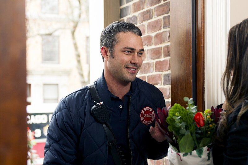 Welcher Frau gibt Kelly Severide (Taylor Kinney) den Blumenstrauß? – Bild: VOXup