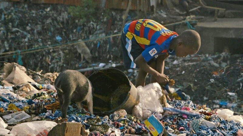 Ein Kind sucht auf einer Muellkippe in Sierra Leone nach Brauchbarem. – Bild: Bibel TV