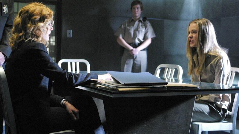 Catherine (Marg Helgenberger, l.) vernimmt Nora (Evan Rachel Wood), die Tochter des Verdächtigen Daniel Easton, die in ihren eigenen Vater verliebt ist. Hat sie ihre Mutter aus Eifersucht getötet? – Bild: TVNOW /​ CBS