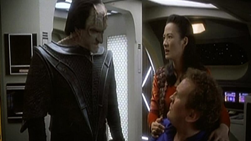 Gul Evek (Richard Poe), Keiko O’Brien (Rosalind Chao) und Miles O’Brien (Colm Meaney) – Bild: Tele 5