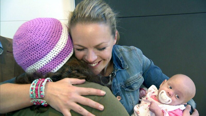Eva Brenner freut sich mit Nadine (li.) und der kleinen Kate – Bild: RTL II