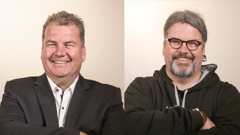 Bien Zenker-Geschäftsführer Marco Hammer (l.) tarnt sich als TV-Show-Kandidat (r.), der undercover im eigenen Unternehmen arbeiten wird. – Bild: TVNOW