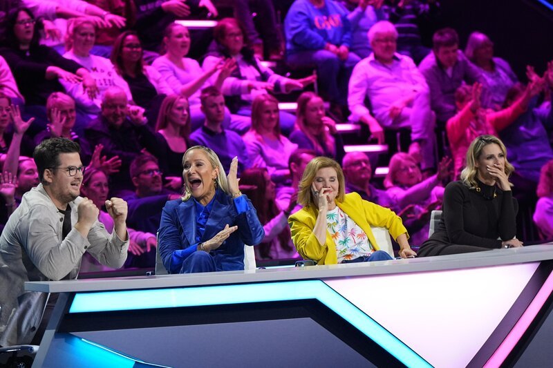 (v.l.n.r.) Chris Tall; Janine Kunze; Annette Frier; Michelle Hunziker – Bild: Joyn /​ Guido Engels