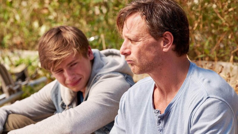 Dennis (Paul Sundheim) ist traurig. Kann Stefan Vollmer (Hendrik Duryn, r.) ihm helfen? – Bild: RTL /​ Frank Dicks