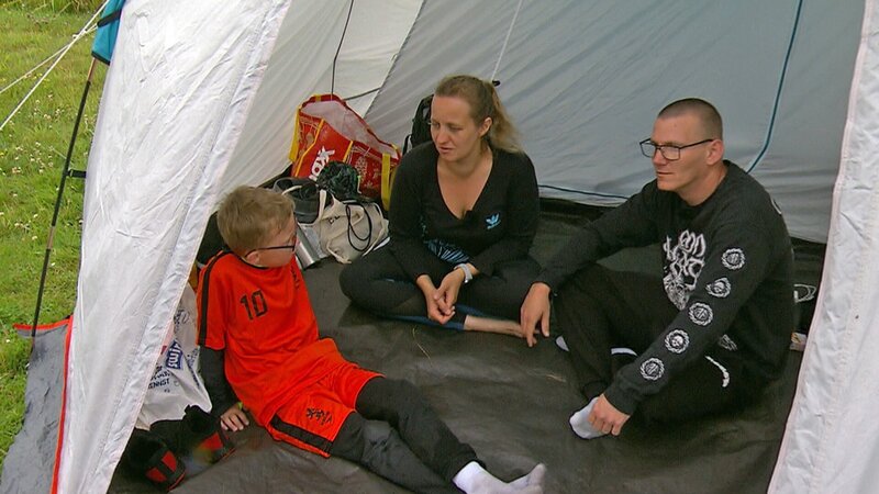 Farina (37) und Mike (45) zelten für fünf Tage mit ihren Söhnen Leon (13) und Jonas (9) an der Nordsee. – Bild: RTLZWEI