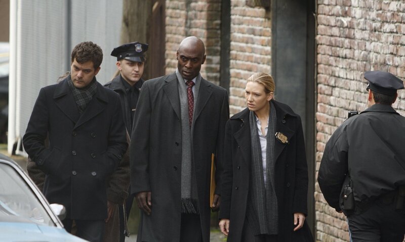 L-R: Peter Bishop (Joshua Jackson), Phillip Broyles (Lance Reddick), Olivia Dunham(Anna Torv) – Bild: PLURIMEDIA (Warner Bros)